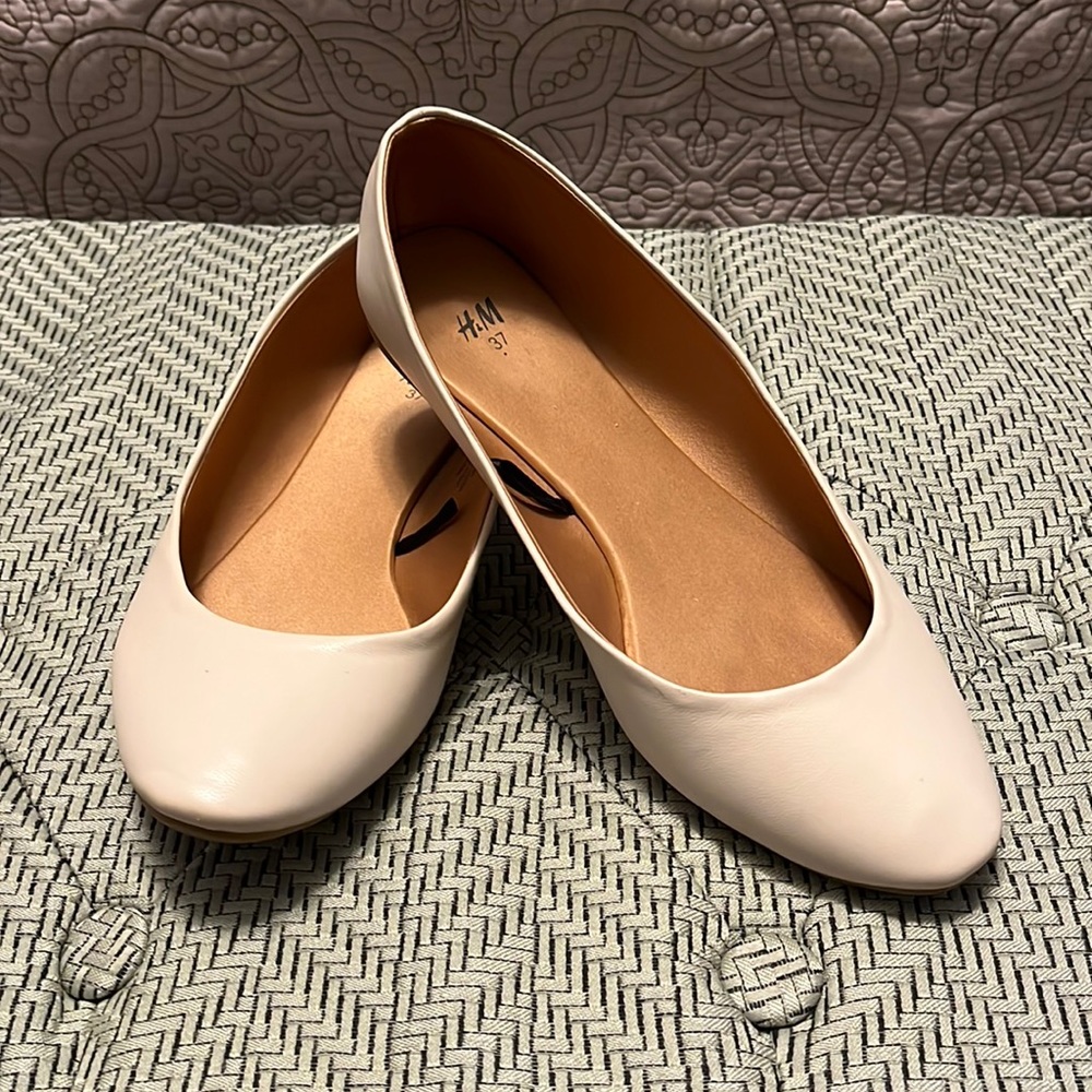 H&M Size 6 Cream Flat Shoes